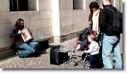 accordion_girl_padova_01 * Playing the accordion @ Padova, Italy.